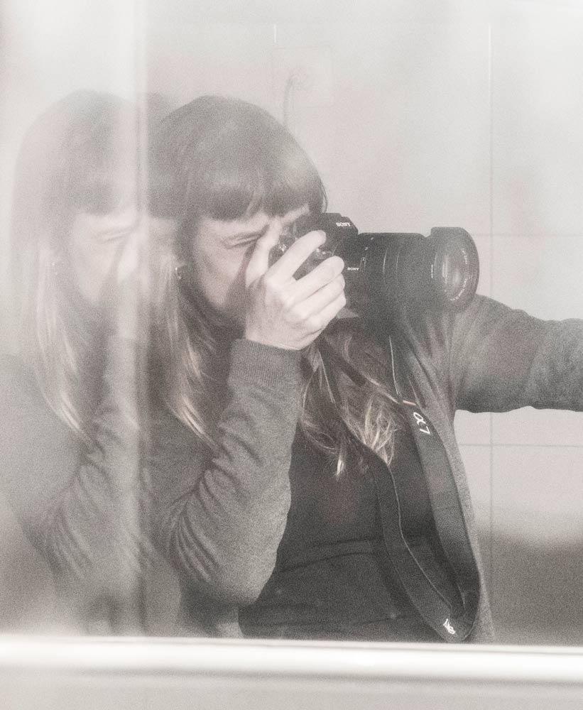 Lucia Olalla disparando una fotografía